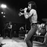 Bon Scott completaria 80 anos: a voz que transformou o AC/DC e mudou para sempre a história do Rock